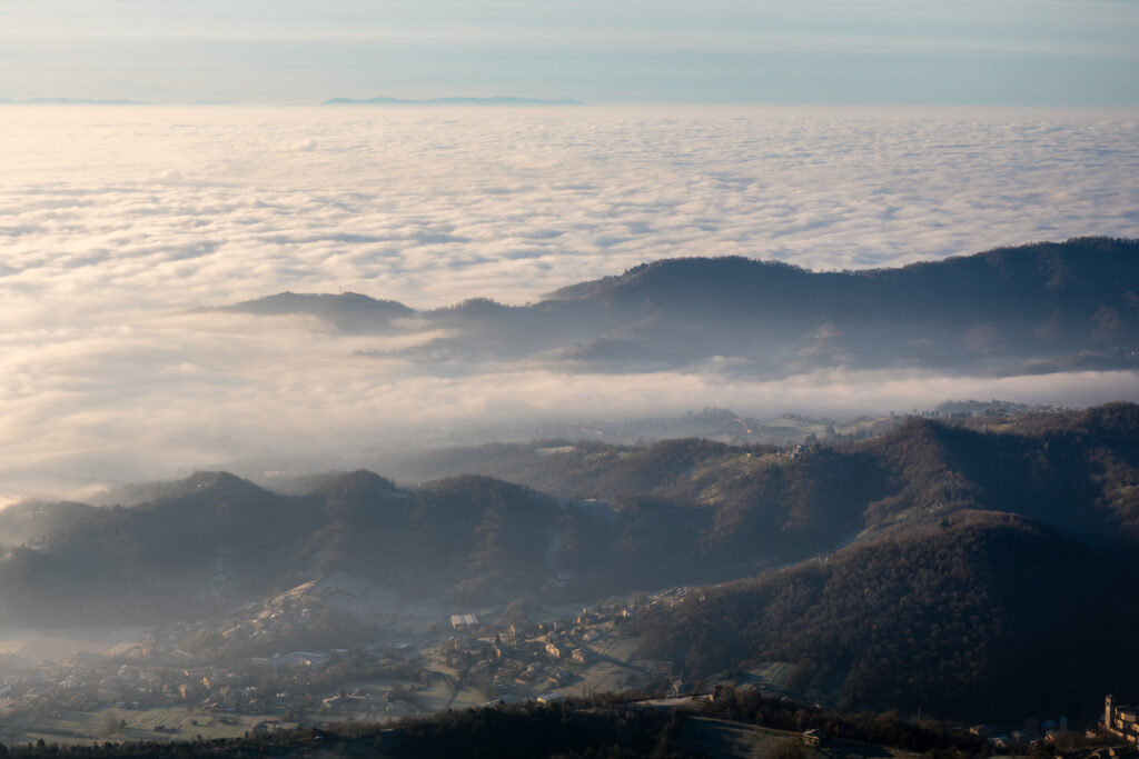 nuvole e panorami dalla salita del Monte Linzone