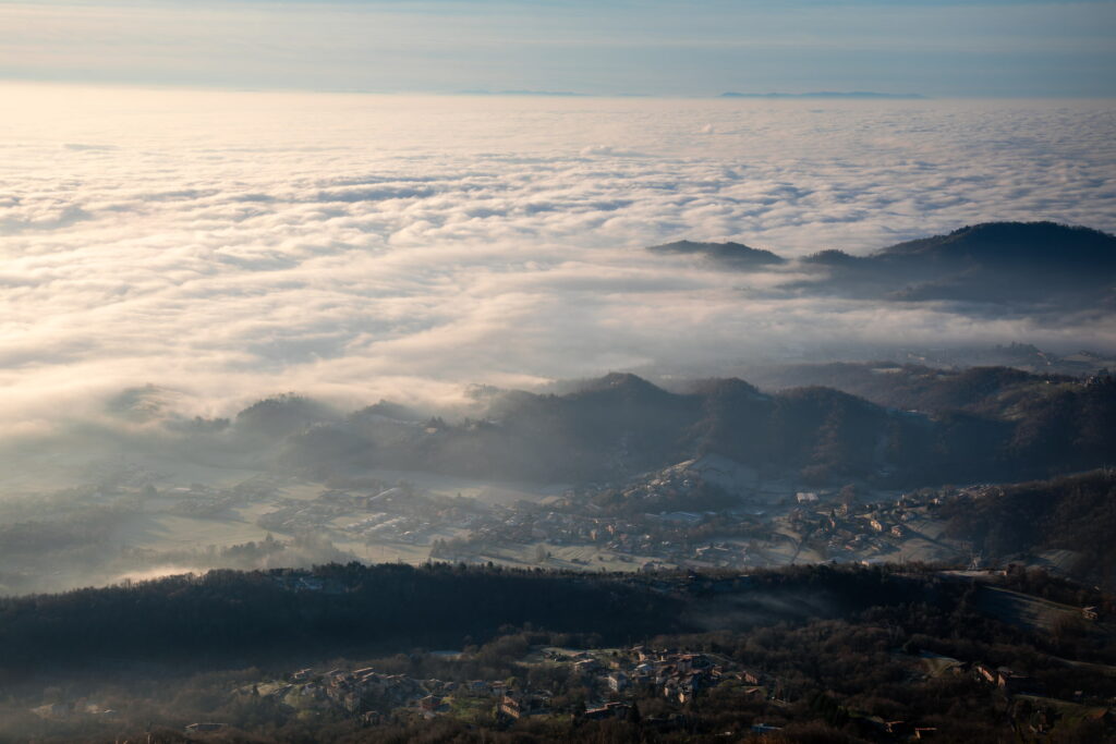 nuvole e panorami dalla salita del Monte Linzone
