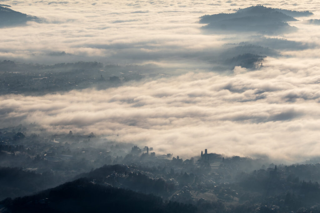 nuvole e panorami dalla salita del Monte Linzone