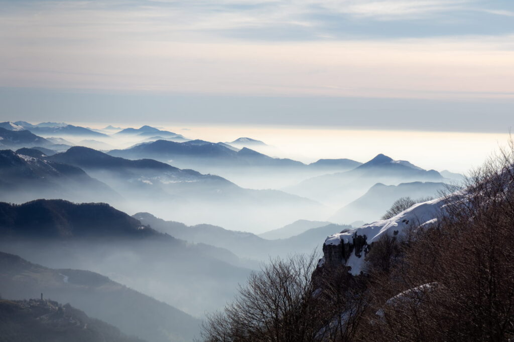 Nebbia tra le montagne
