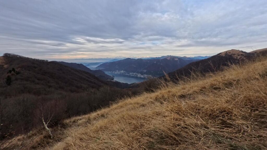 Sentiero per Palanzone con panorama lago