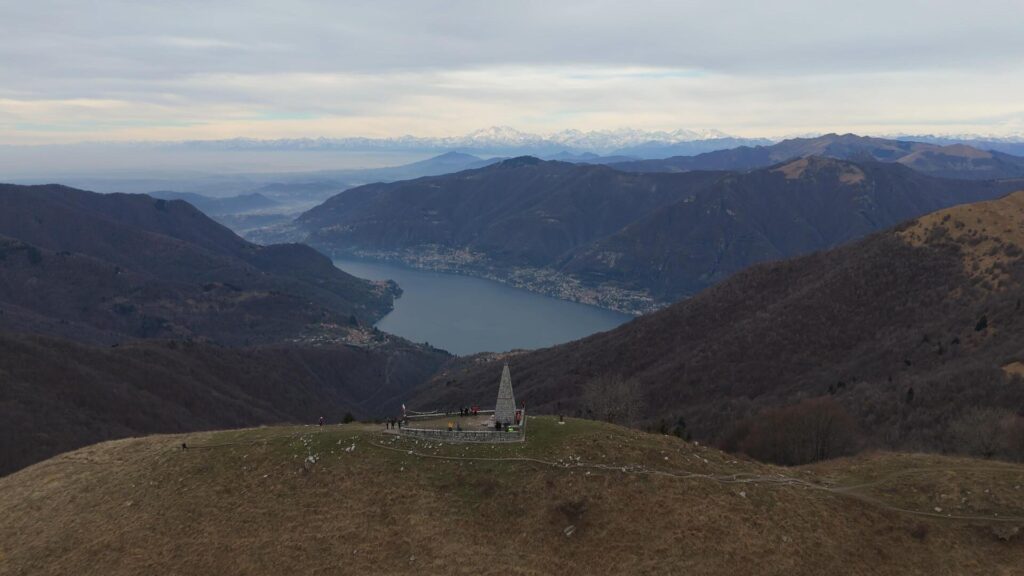 Monumento vetta Palanzone con Lago di Como