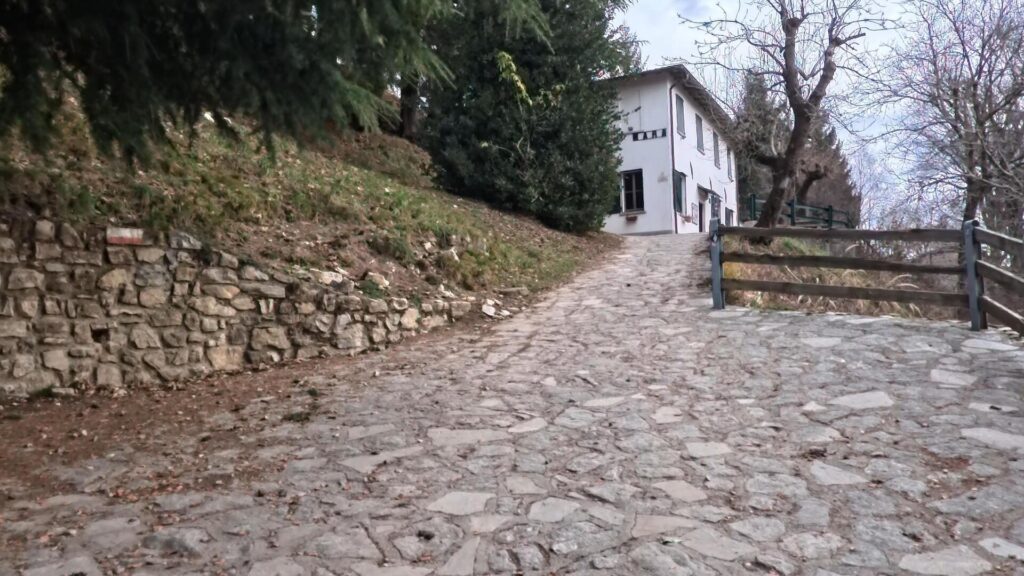 Sentiero per Palanzone e Capanna Mara