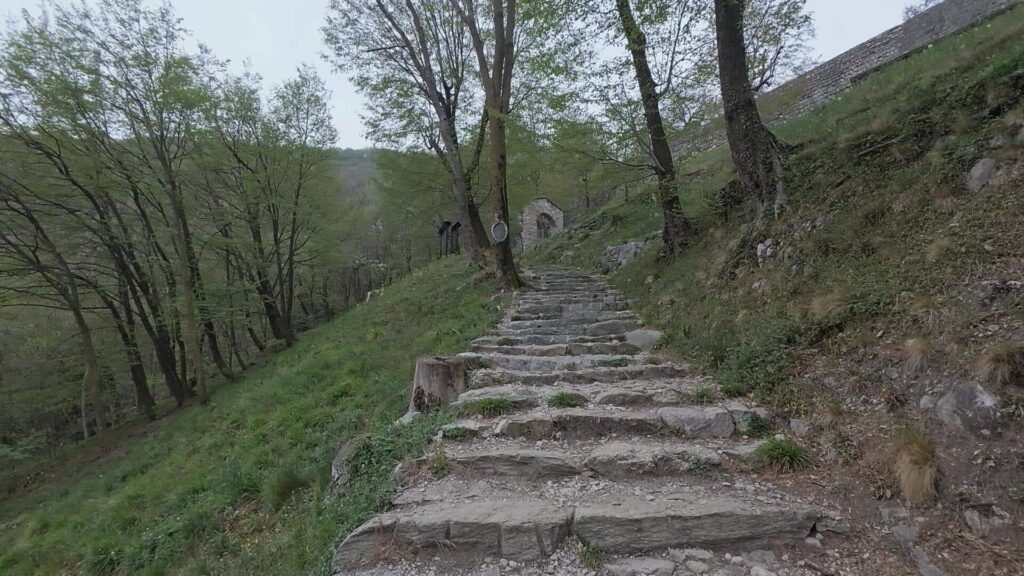 sentiero per San Pietro al Monte
