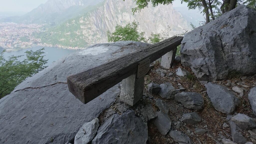 Panorama su Lecco dal Sentiero dei Pizzetti con panchina