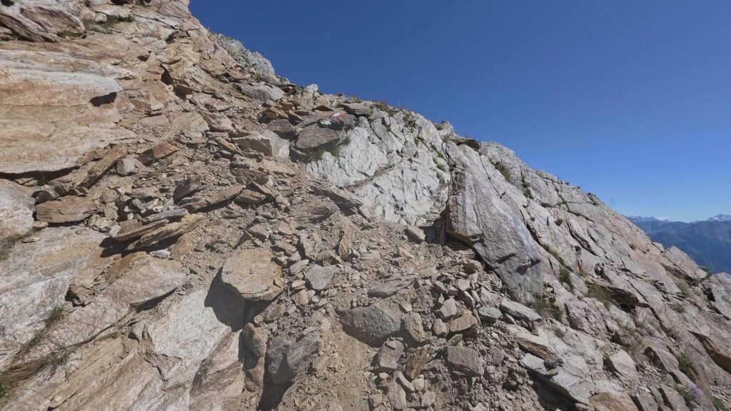 sentiero con sfasciumi per Sasso Bianco