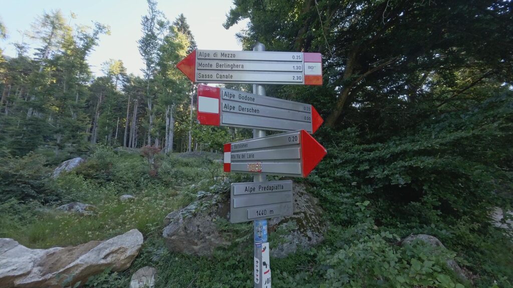cartelli CAI con indicazioni per Sasso Canale