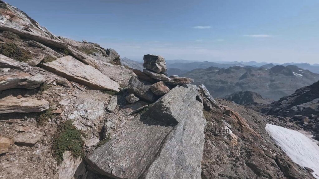 Ometti di pietra sentiero Pizzo Tambò