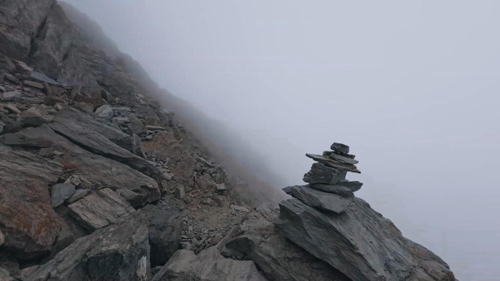 ometti di pietra sul sentiero del Pizzo Tambò